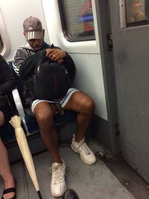 Pissing kissing subway gym