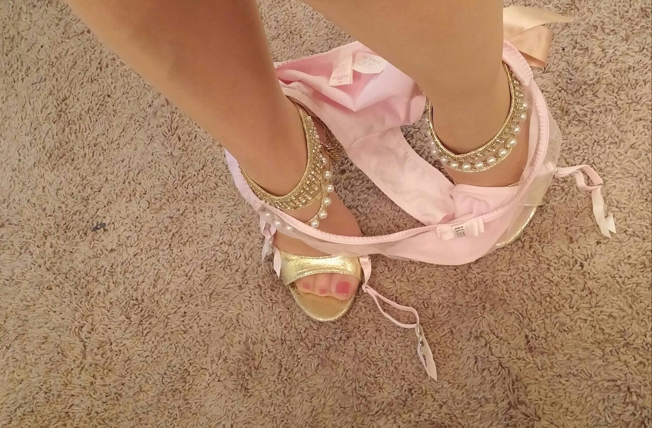shyhousewife:  More pics in (and out) of the Victoria’s Secret set