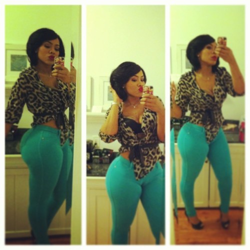 mamakamama:  kingzluvsbigbootyqueenz-deactiv: Deelishis  yo…I don’t even reblog shit like this, but if her booty doesn’t get it’s own zip code and a mailbox… 
