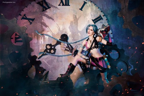 sharemycosplay:  #Russian #cosplayer Mari Evans as #leagueoflegends Jinx in these awesome shots by Eva! #cosplay http://mari-evans.deviantart.com/ photo by Eva Need links to our social media sites? http://www.sharemycosplay.com Sharing the cosplay for