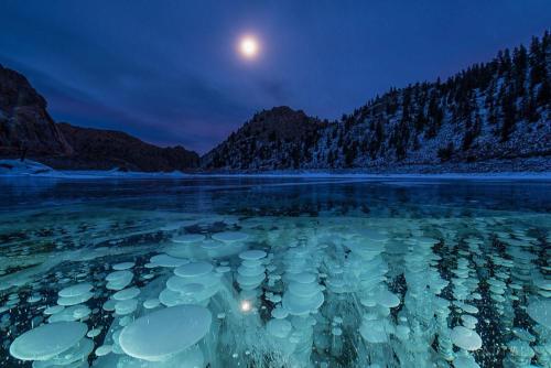 amazinglybeautifulphotography:Moonrise over Gunnison River ice bubbles near Gunnison, Co [OC] [1000x