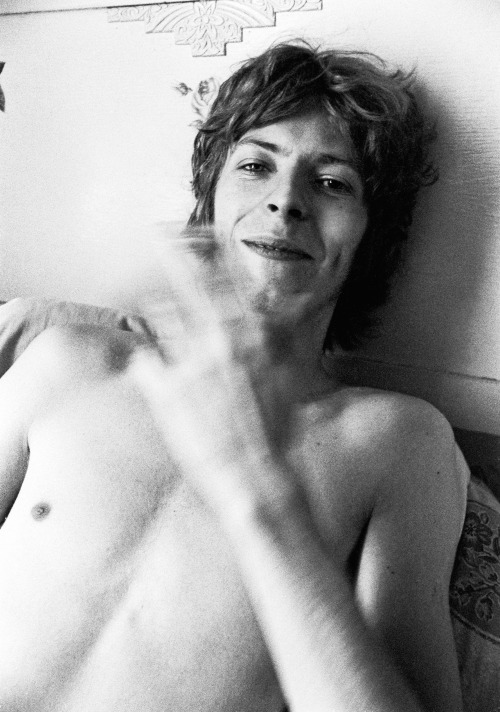 trendy-rechauffe:David Bowie, 1969Photographed by Ray Stevenson