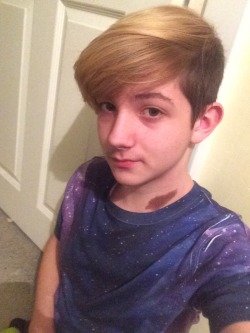 goldfisses:  gay and tired   Also I dyed my hair   Look at this really cute person