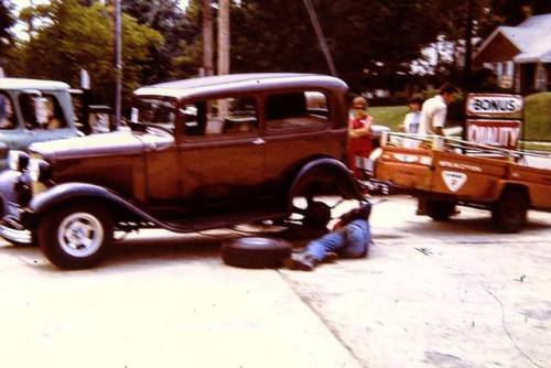 #cox032 in its #2tone phase Addressing a weld fail on a spring perch. Memphis 1971 #32ford #deuce #