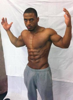 youtastemyaura:  HE GOT BODY AND A NICE DICK