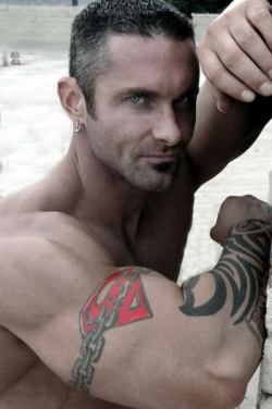 worshipalphamales:  funandphotos:  bodybuilder Rob Kreider  SWOON