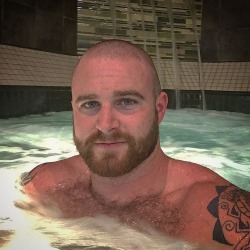 fatherlust:  “It sure feels good being naked in the hot tub with you, son.”  Me encanta.