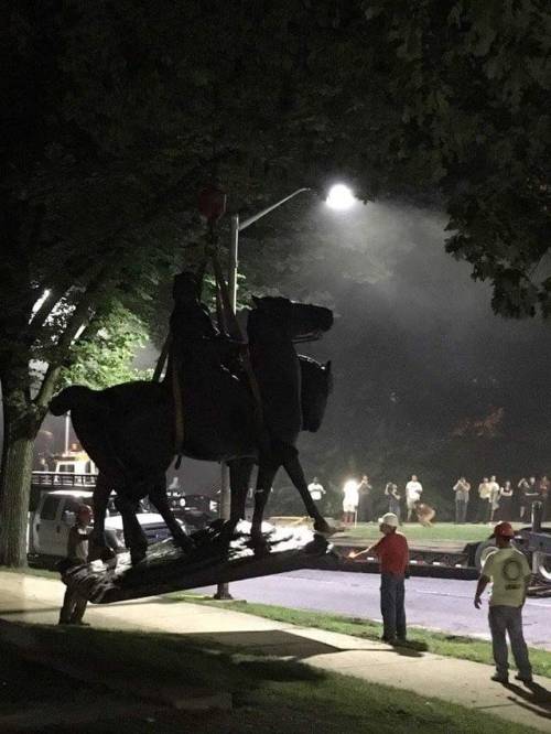 marsincharge:kaylapocalypse:ithelpstodream:baltimore took down every single confederate monument ear