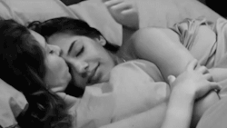 vidadeumgls:  Quero colo! Vou fugir de casa, posso dormir aqui com você ? 