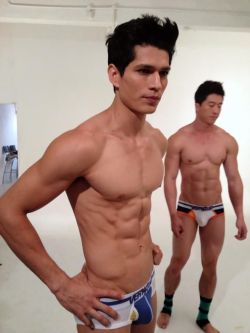 hunkxtwink:  This guy is so much more better looking than Jason Chee in the background..