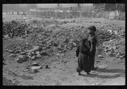 theverge:  DEPRESSION-ERA KIDS WERE MORE BAD-ASS THAN YOUYale’s searchable archive of over 170,000 Depression-era images yields some interesting glimpses into where/how kids used to play. Example: with hammers, near a dead dog, on top of a barn.This