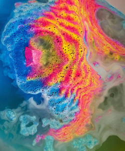 life-of-a-lushie:  Via: Google | lushcosmetics Experimenter Bath Bomb ✿ 