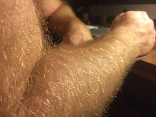 menzmen:gymaddict22: I realize I’m a weirdo. But hairy forearms and hands like this are so hot! Espe
