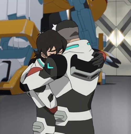 shiroganekeith:Keith literally changes his position so he can hug Shiro closer.