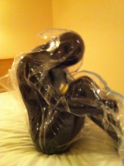 latexbimbo:  maskedwomen:  http://adult.contents.fc2.com/article_search.php?id=86602   Vacuum packed cunt