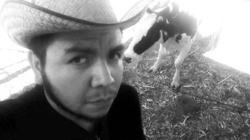 Here with a #Cow  Aquí, normal, con una #vaca  #vacaciones #vacations #hat #farm #ranch #rancho #ixtapandelasal #tonatico #guerrero #edomex #mexico #black&white #blackandwhite #beard #handsome