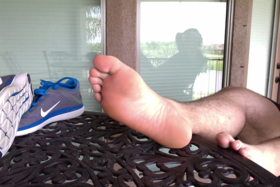 footguy1976:  barefootbro22:  fratboyfeet:After a hard workout at the gym and a 2