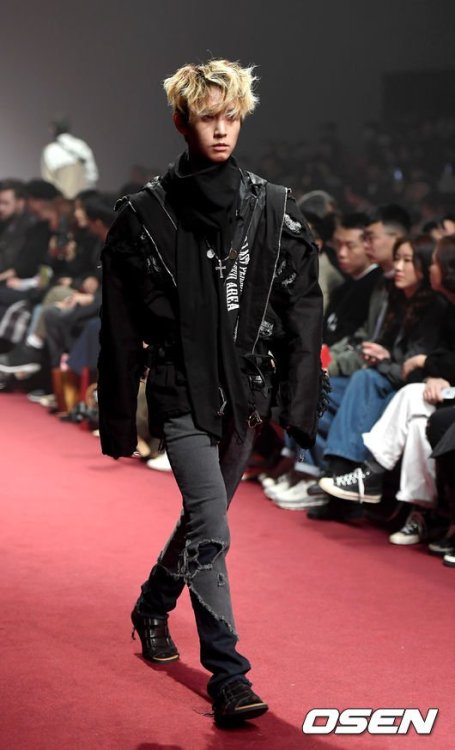 yeo1: Shinwon walking for R.SHEMISTE