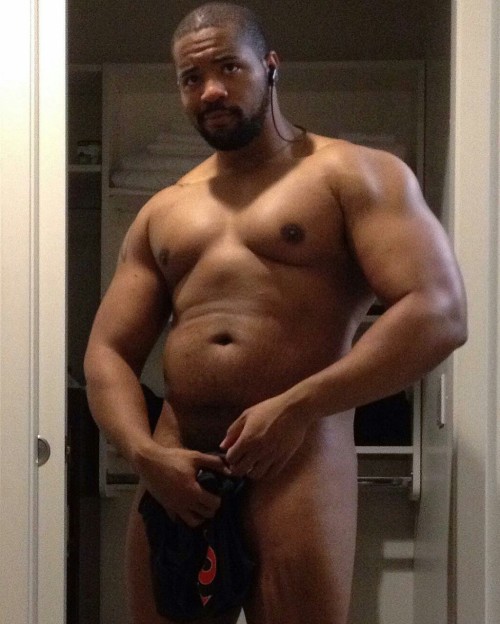 dethickness:  thickchocolatecity:  He’s so damn sexy! 