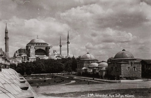 Haseki Hürrem Sultan Hammam is located between Hagia Sophia and the Blue Mosque. It was built on the