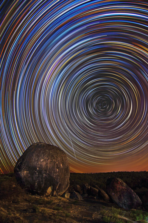 oneshotolive:  160 minutes worth of star trails at Boulder Rock, just outside the metropolitan area of Perth in Western Australia.——A wonderful long exposure shot [OC] [3203x4836] 📷: shiningmoment1985 