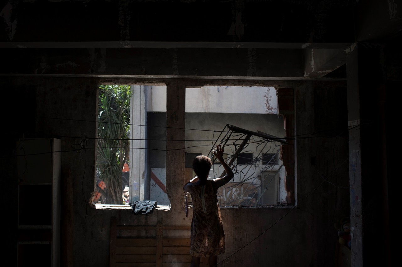 DESALOJOS EN BRASIL. La policía desalojó el edificio que solía albergar el Instituto Brasileño de Geografía y Estadística, en la barriada Mangueira de Río de Janeiro. Para los que viven en los barrios marginales de Río, la precarización es cada vez...