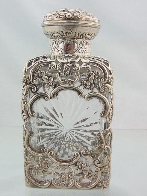 vint-agge-xx:17th and 18th century perfumes fell into two general categories: floral and musky. Flor