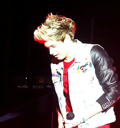  Niall Playing With His ‘Mic Guitar’ (X)   