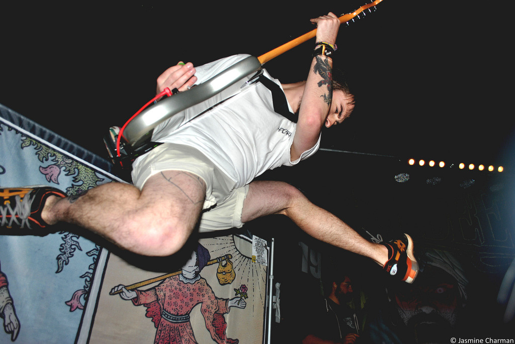 paperlvng:  backseatmarinade:  Neck Deep (by Jasmine Charman)  dat posi jump tho