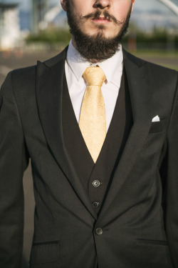 comeandbreakmyheart:  Suit detail, by Strad Photography.   my HEART