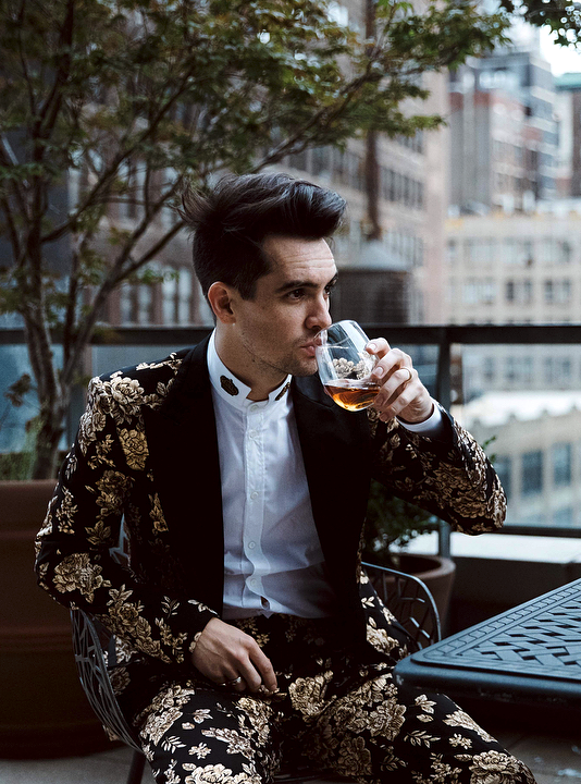 pic-a-roon: actualbrendonurie:   Brendon Urie by Jake Chamseddine This suit is my