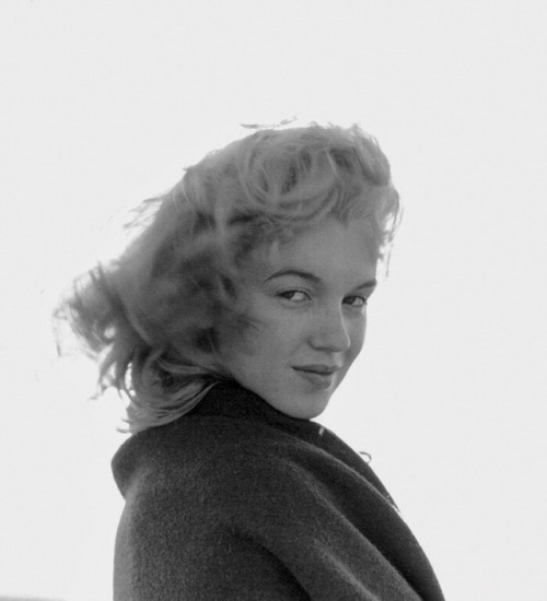 talesfromweirdland:Marilyn Monroe photographed by Andre de Dienes in 1946.