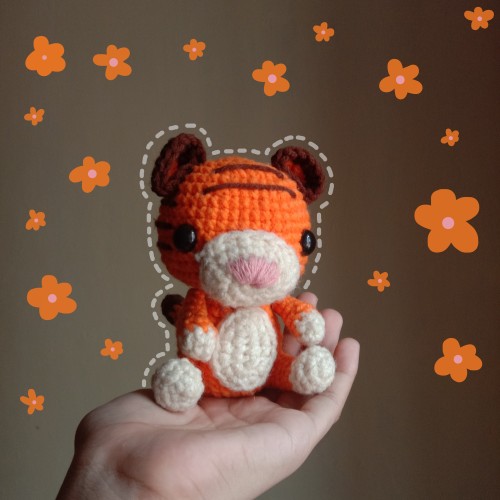 Happy Sunday, loves!I would like to introduce Willow the Tiger, the sweetest tiger I’ve made. Her cu