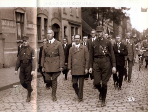 joukkotuhoase:  thuleitalia:  1926: Josef Wagner, Gregor Strasser, Joseph Goebbels und Viktor Lutze 