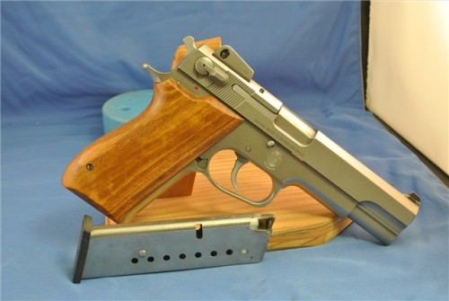 gunrunnerhell:S&W 1006A semi-automatic pistol chambered in 10mm Auto, the 1006 was just one of the several models in the 1000 Series. The variants had different features to meet individual owner needs. No longer in production since it was believed