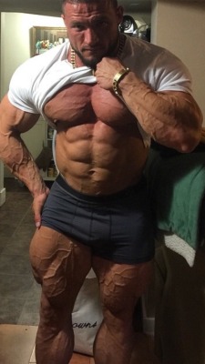 bodybuilers4worship:  aerond:Zane Watson  I’d take that for my Last Supper too