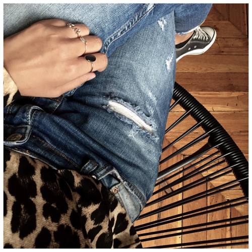 audressing:  Denim ➕ Léo #ootd Top #zara (collection actuelle) Jean #zara (old) Baskets #conv