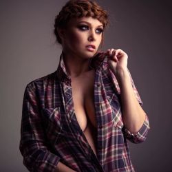 1nstagrambabes:  😊 by leannadecker_  Leave it to Leanna Decker to make a flannel shirt look sexy.