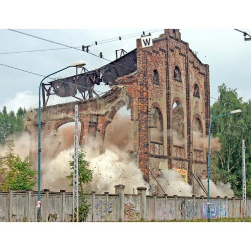 Autor: Bogdan Kułakowski. Katowice, 05.08.2005. Moment wysadzenia starej hali Huty Silesia w której 