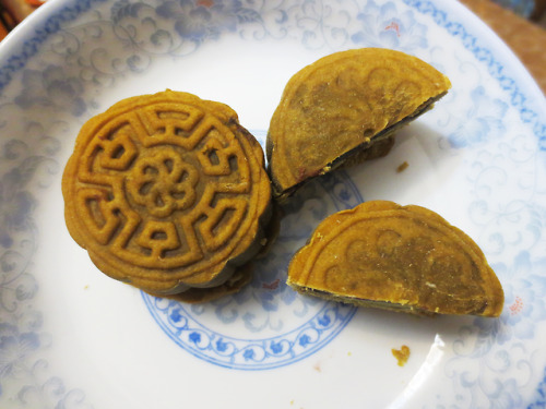  Happy full moon and Mid-Autumn Festival! Baked vegan matcha mooncakes with red bean filling to cele