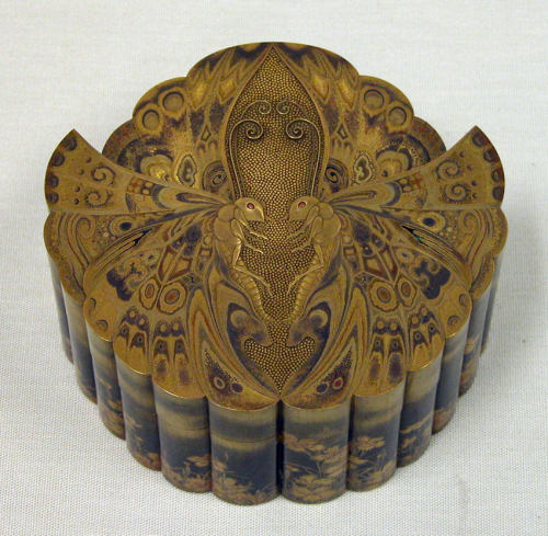 japaneseaesthetics: Arsvitaest : Butterfly-shaped box Origin: Japan Date: 19th Century Medium: 