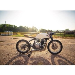 caferacerxxx:  @mike_le007 latest build #Houston #caferacerworld #caferacerxxx #caferacerculture