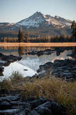 tearingdowndoors:  Sparks Lake Sunrise || Jeff Carlson 