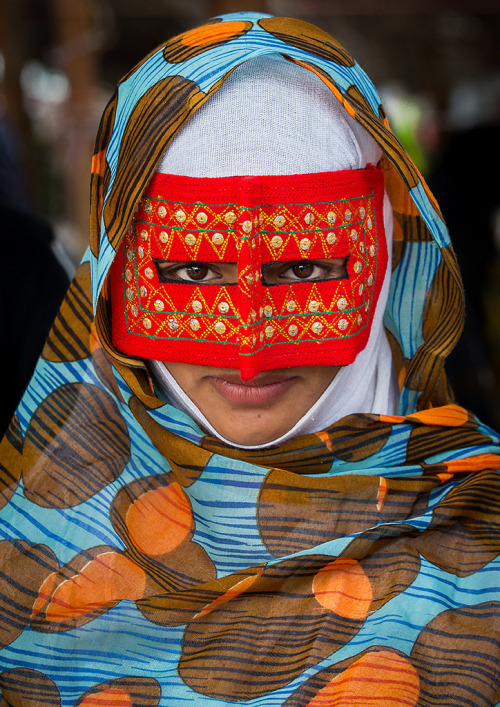 global-musings: In southern Iran, many Bandari women still wear on a daily basis the «boregheh