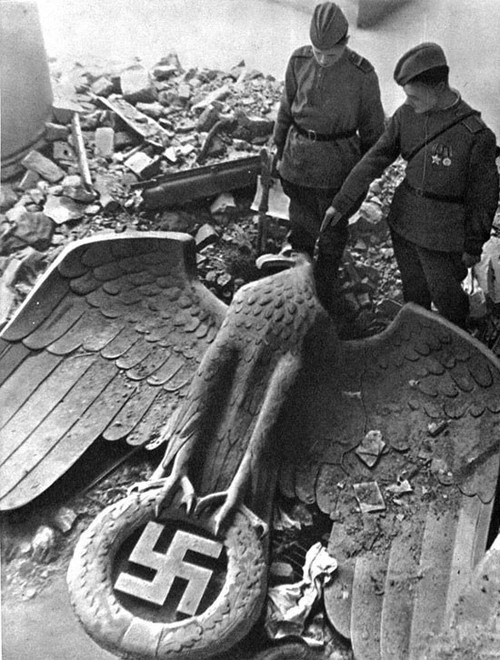 uurrss:  The end of the Third Reich Soviet troops examining the fallen eagle, Berlin. 1945 