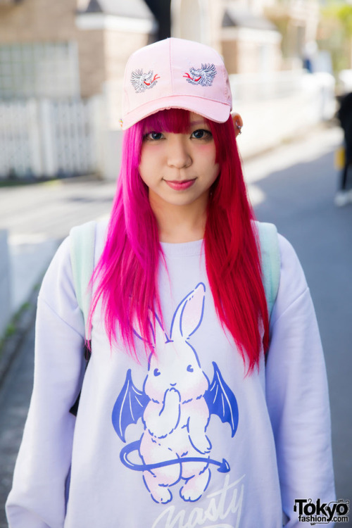 Pink-haired Sebone on the street in Harajuku wearing cute fashion from Listen Flavor, 6%DOKIDOKI, Ku