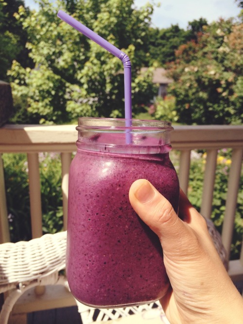 vanillaee:  I drink smoothies every morning for breakfast! They’re quick and packed with nutritious goodness. Today was purple day for me (: 
