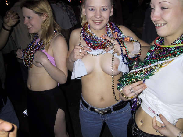 Women nude or flashing in the outdoors or public 