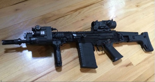 coffeeandspentbrass:Tacticool FAL done right.