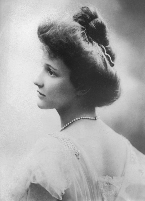 fawnvelveteen:Nancy Astor, 1908